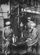 Operaie alla prova idraulica di controllo dei proiettili di piccolo calibro in una fabbrica italiana durante la Prima Guerra Mondiale