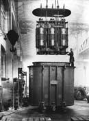 Completamento di un trasformatore trifase da 8.000 kw, Officine Ansaldo di Cornigliano, Genova, 1922 (Fondazione Ansaldo)